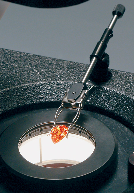 Orange sapphire photographed under darkfield illumination at GIA