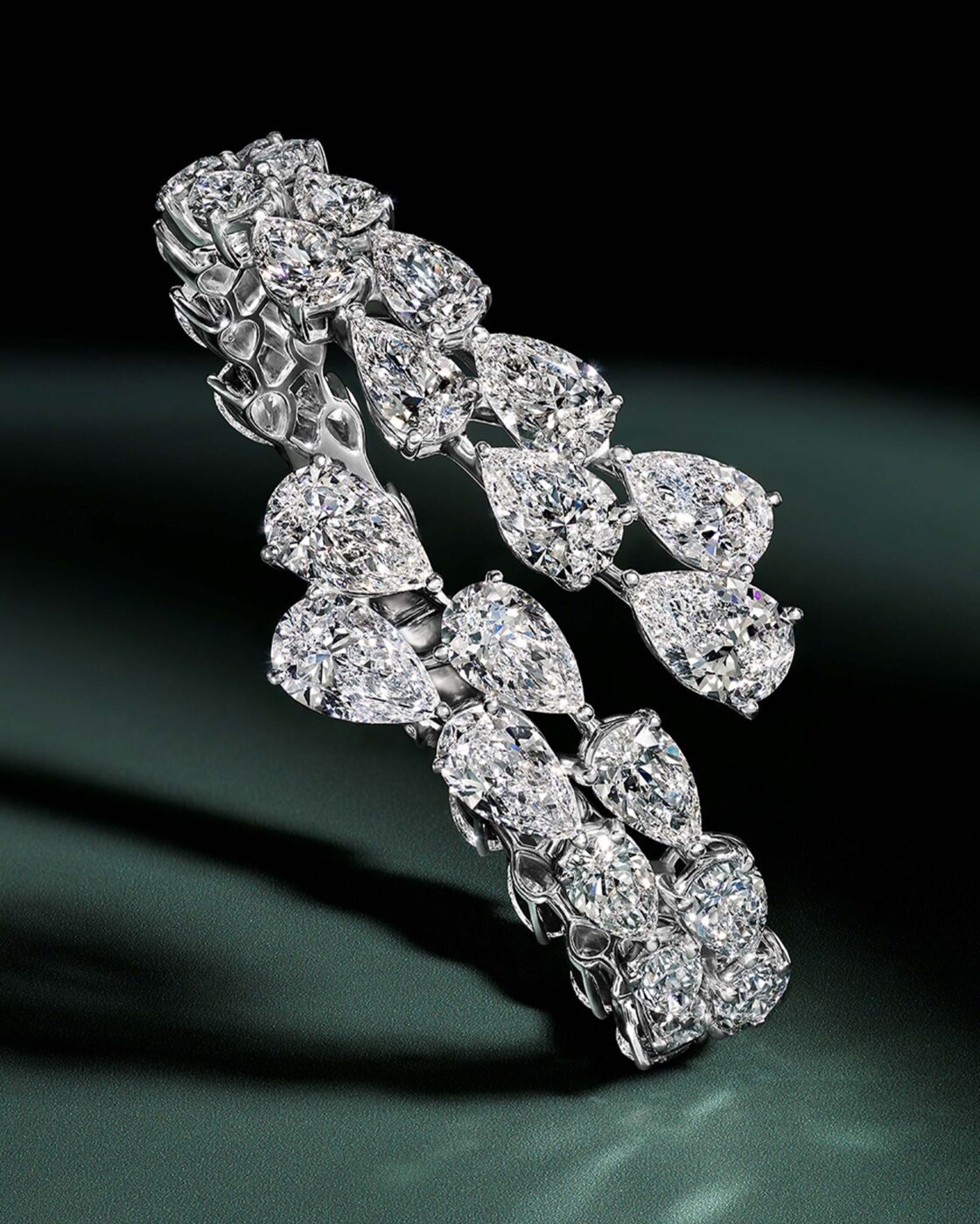 Graff emerald and diamond high jewellery necklace detail