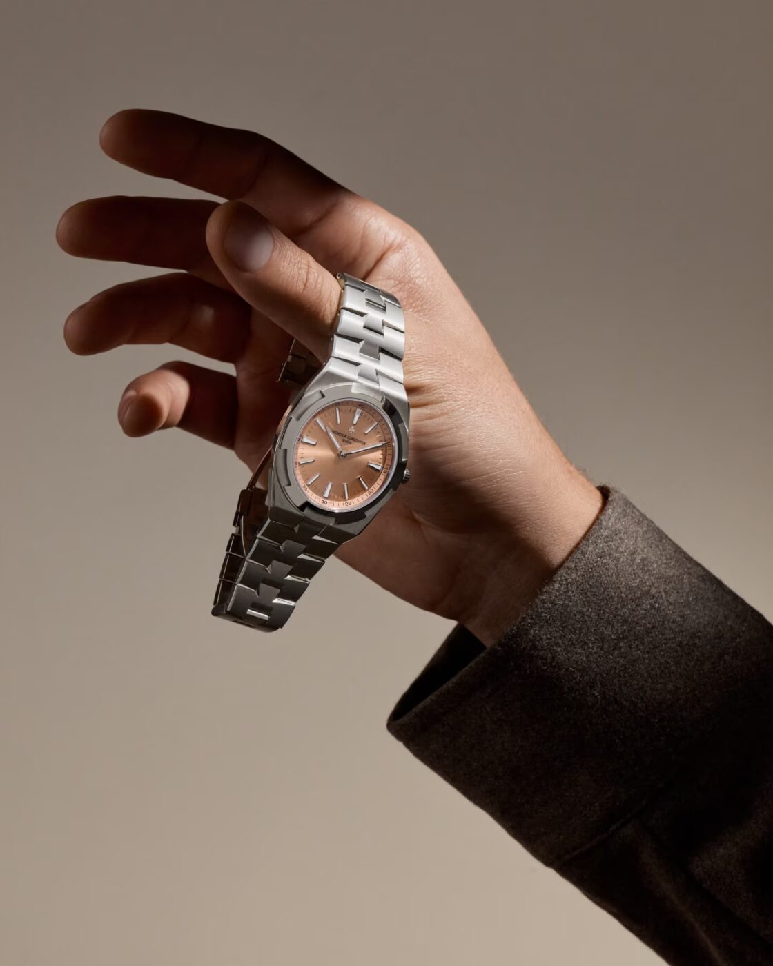 Vacheron Constantin Overseas Self-Winding Ultra-Thin salmon dial on the wrist