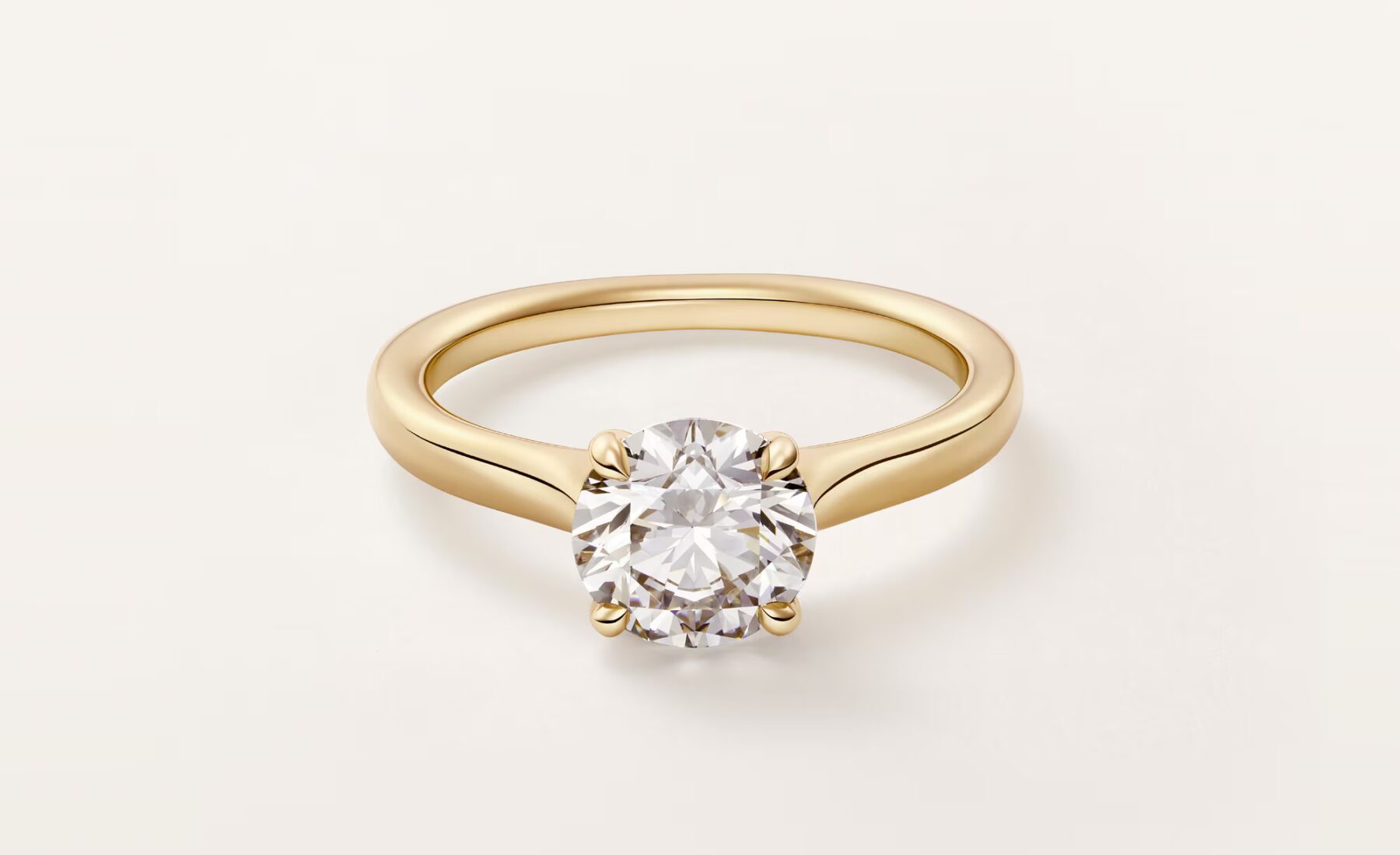 Top-down view of the Cartier Solitaire 1895 round brilliant engagement ring showcasing the four claws and diamond table