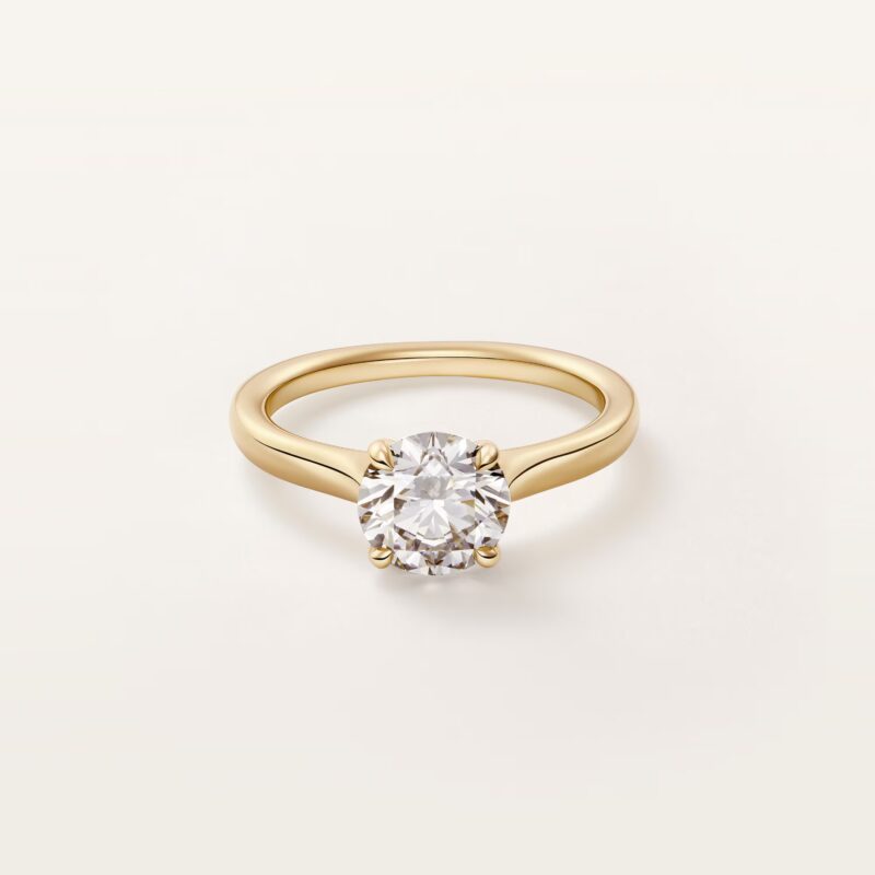 Top-down view of the Cartier Solitaire 1895 round brilliant engagement ring showcasing the four claws and diamond table
