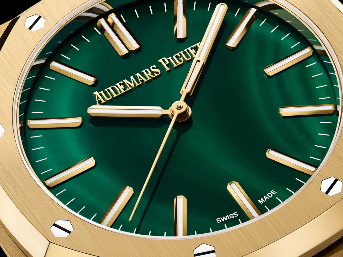 Audemars Piguet Royal Oak Malachite dial macro with yellow gold bezel