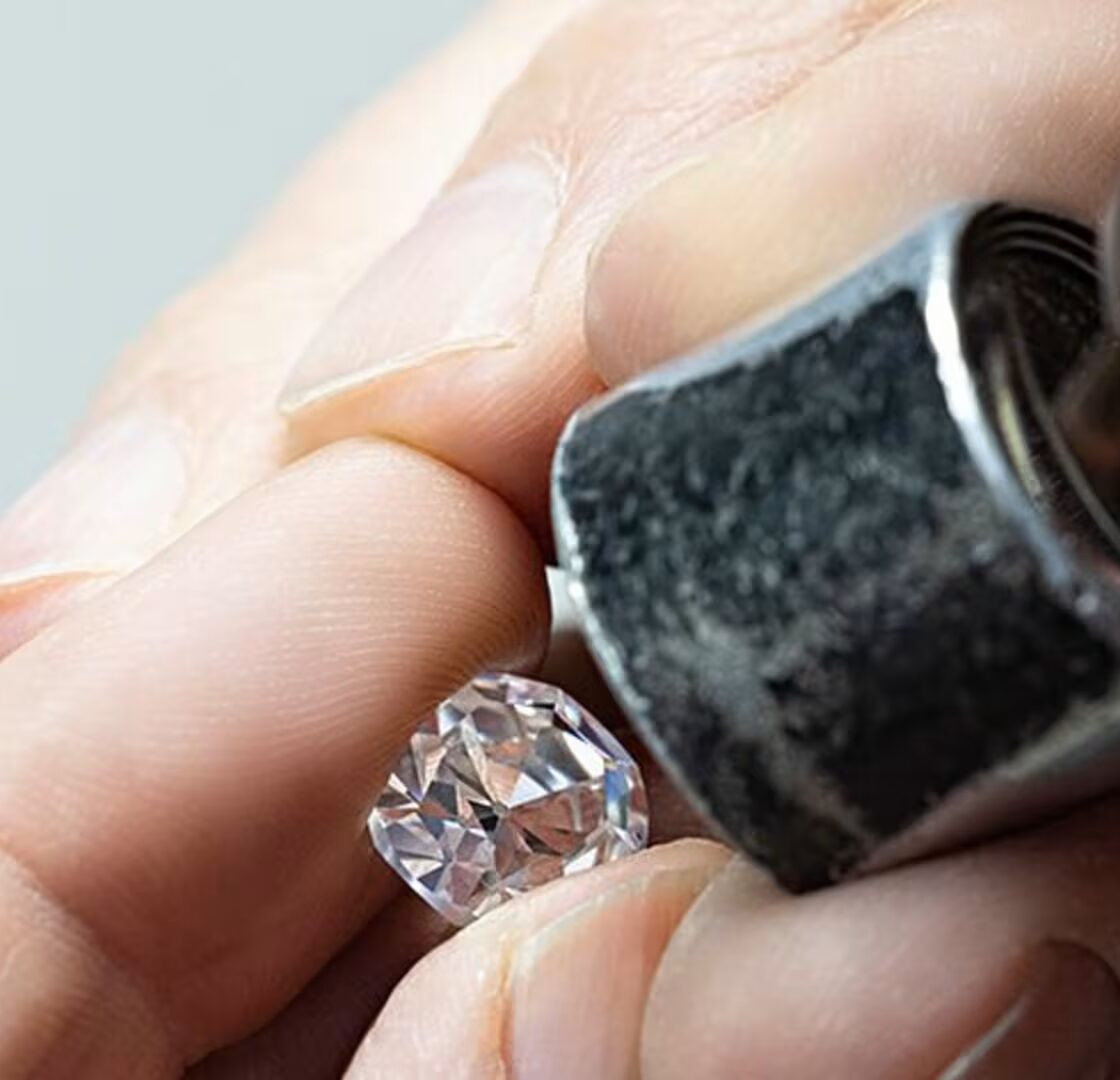 An educational graphic illustrating the Gemological Institute of America (GIA) diamond clarity scale