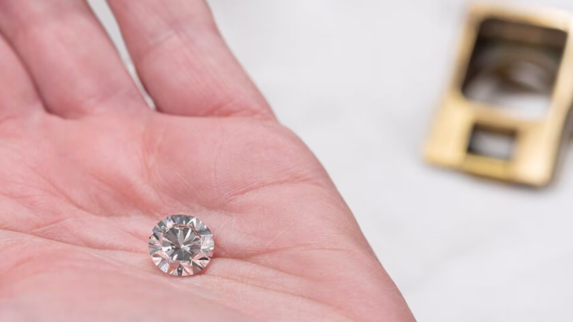 An educational chart illustrating relative diamond carat weight sizes from 0.25 to 5.00 carats