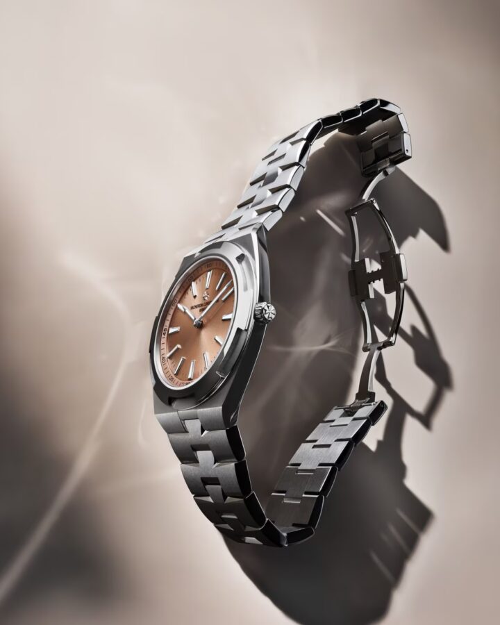 Vacheron Constantin Overseas Self-Winding Ultra-Thin salmon dial hero image