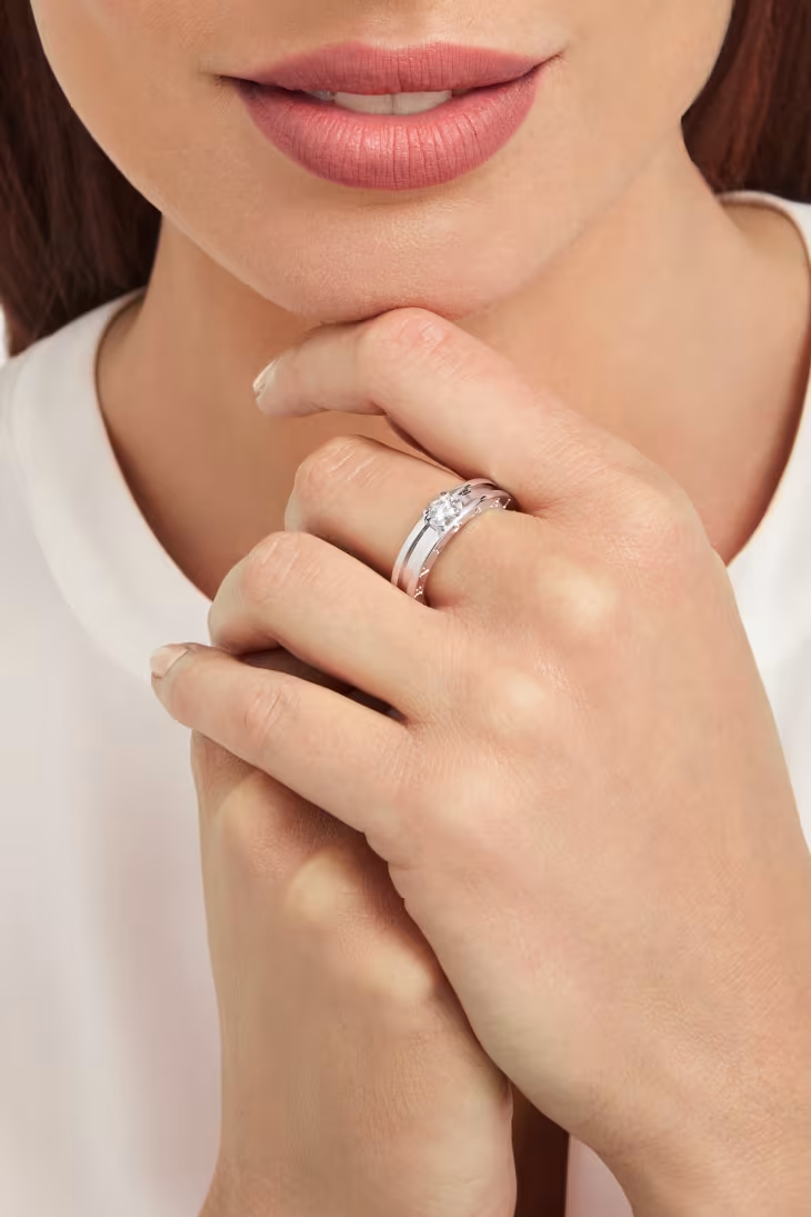Close-up of a model wearing a Bulgari B.zero1 solitaire diamond ring on her hand