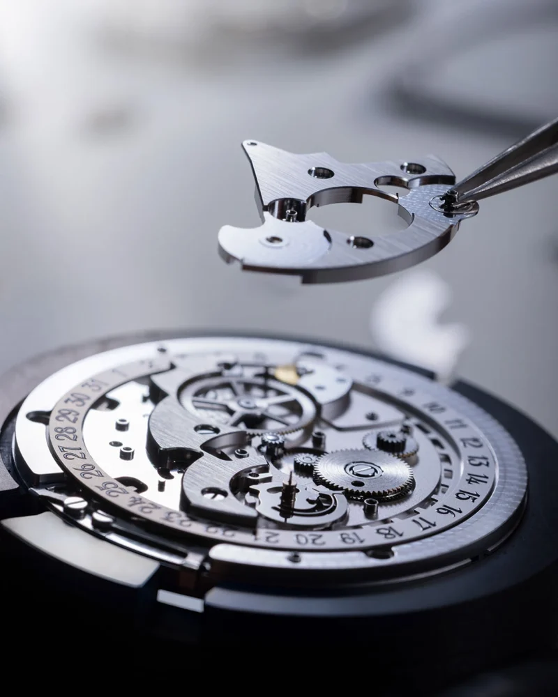 Assembly beneath the dial, with the date scale visible.