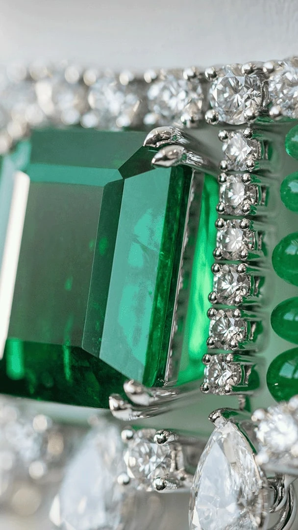 Close view of the Chopard Miracles emerald setting