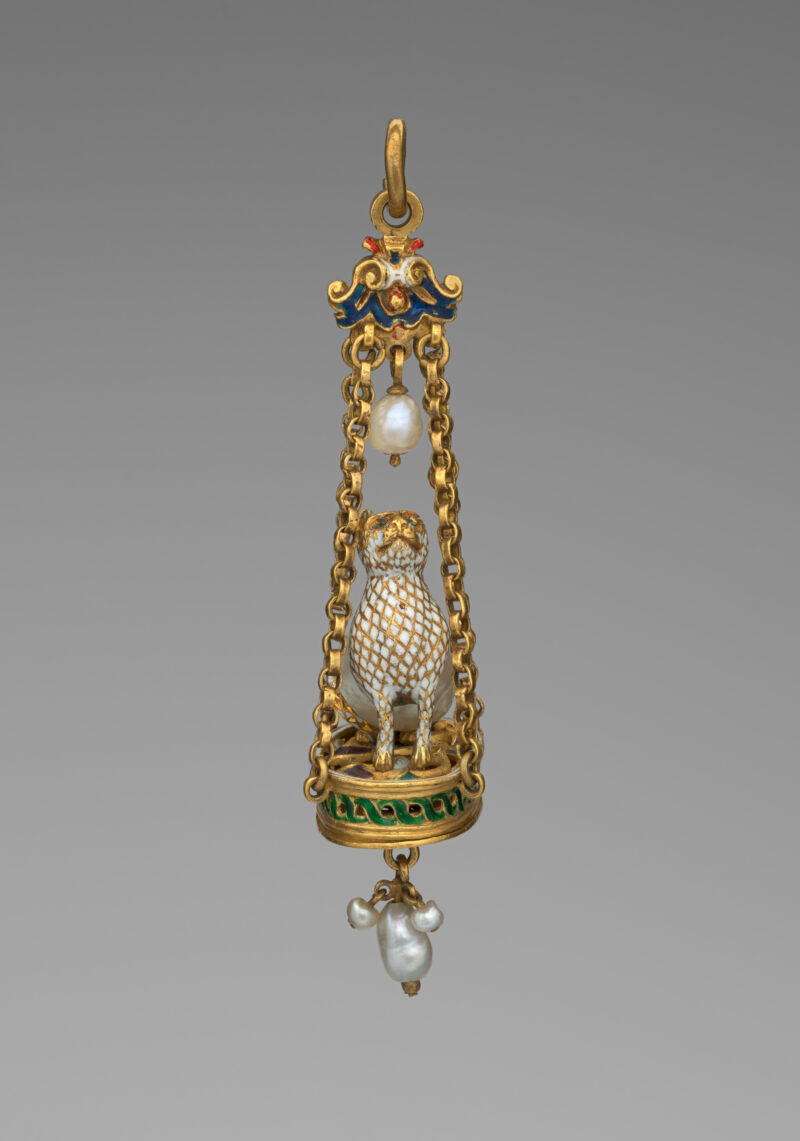 Front of a historic cat pendant in gold and enamel