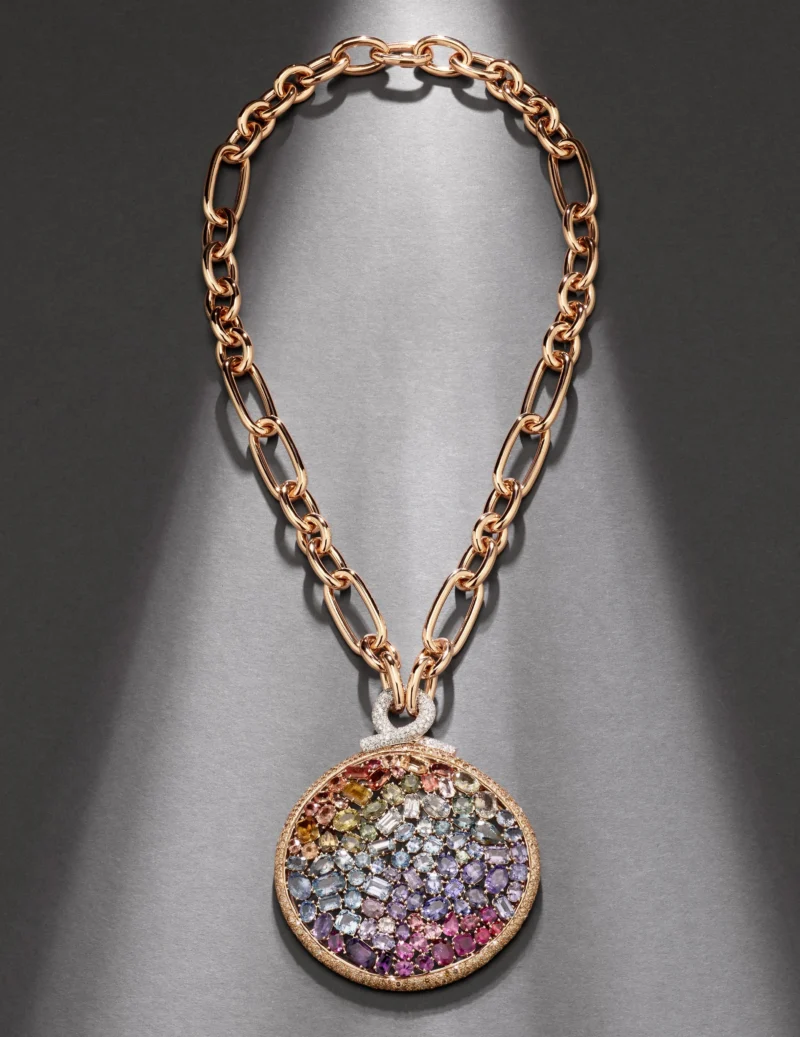 Mandala Chromia: a multicoloured sapphire medallion suspended from a rose-gold chain.
