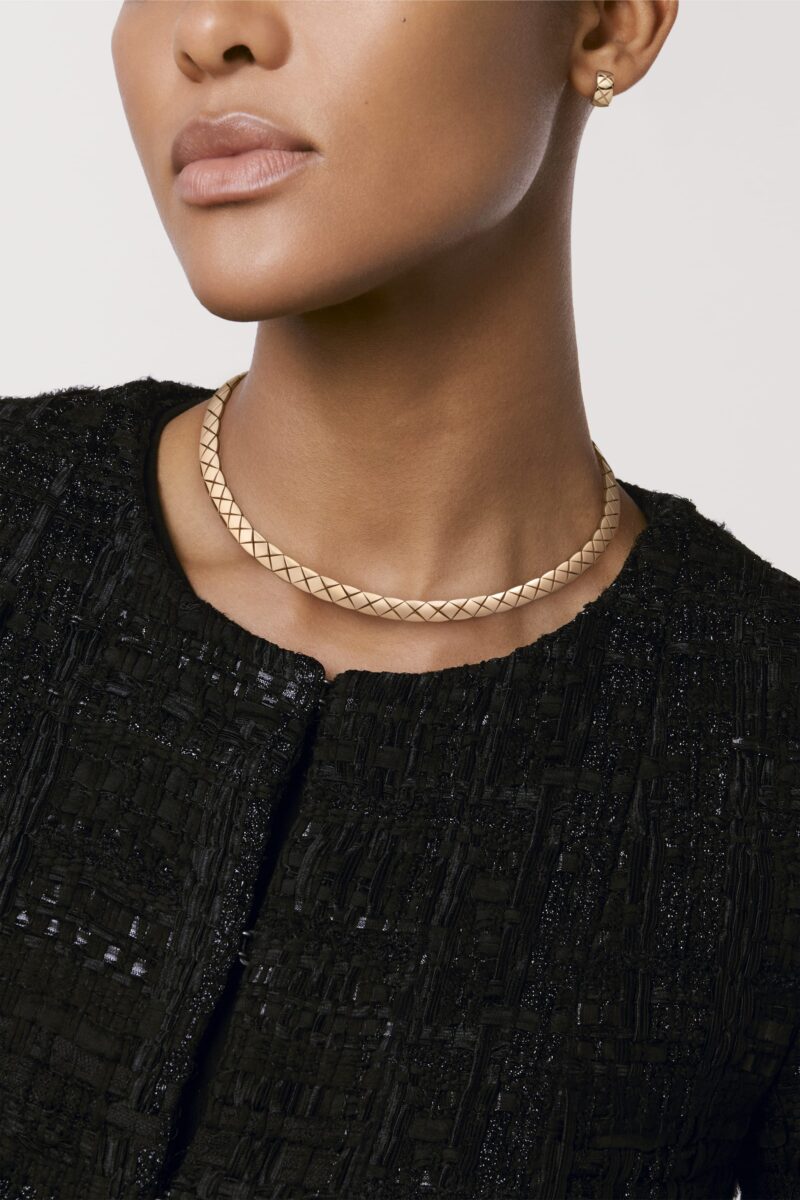 Model wearing a CHANEL COCO CRUSH supple short necklace in BEIGE GOLD with a small matching earring.