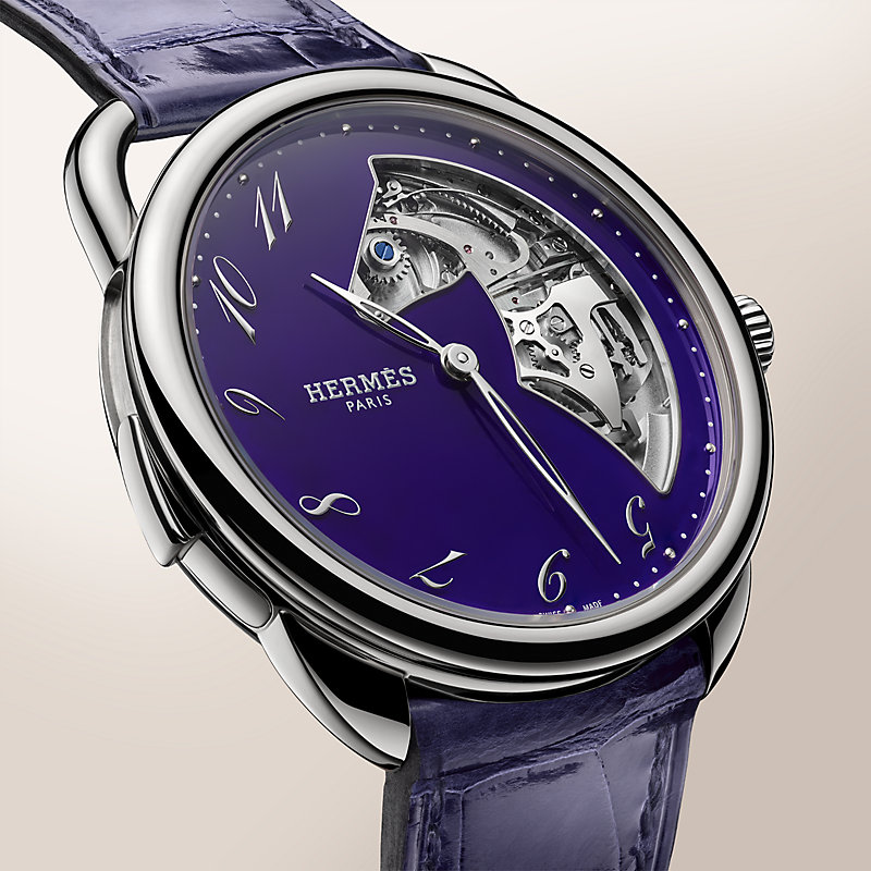 An oblique view of the horse-shaped opening and the slanted Arceau numerals on W408546WW00.
