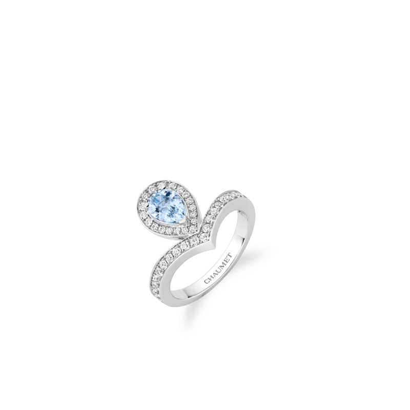 Three-quarter view of Chaumet Joséphine aquamarine ring 083297.