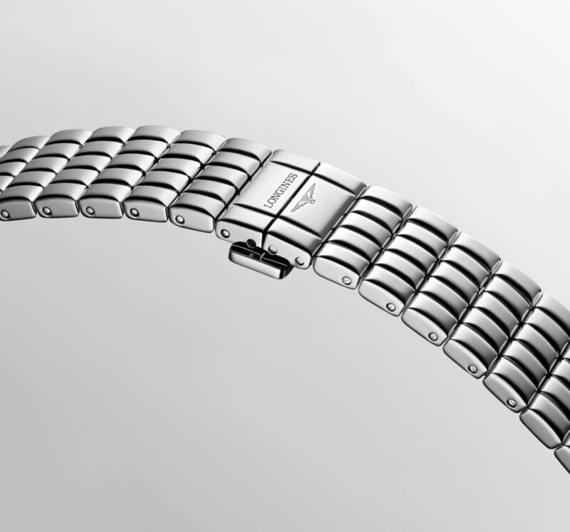Closed folding clasp on the stainless-steel bracelet of Longines Mini DolceVita L5.200.4.71.6.